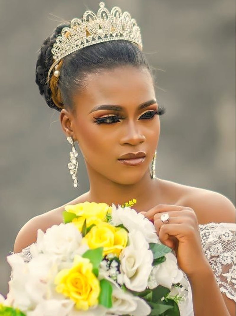 Bridal makeup and bouquet